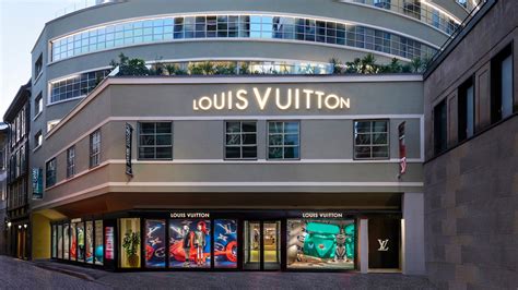 louis vuitton via montenapoleone orari|louis vuitton bagutta milano.